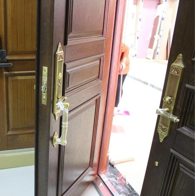8868体育开发商装的“入户门”要不要换？网友：家里又没矿为啥要换门？(图5)
